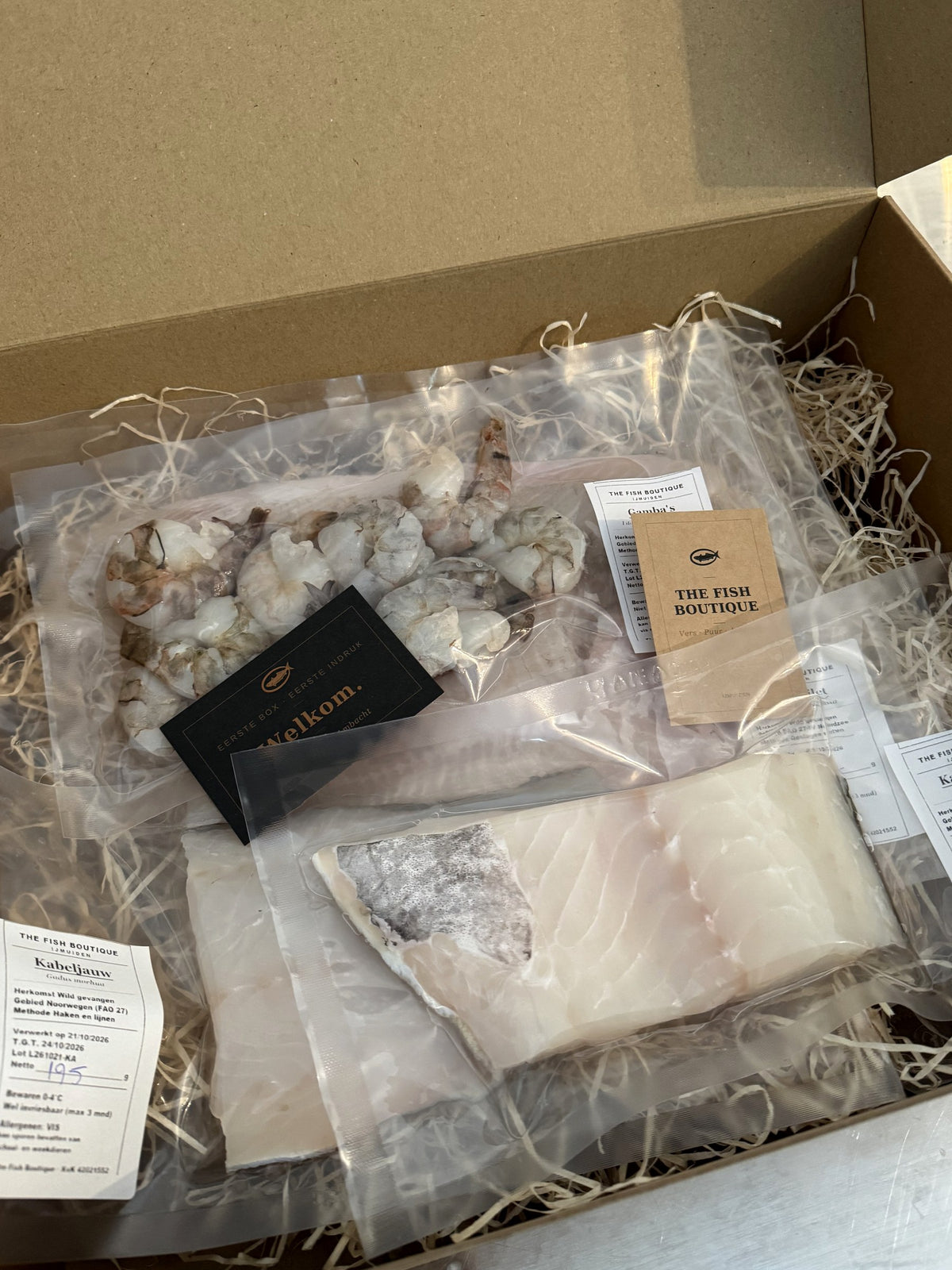 Geopende Protein Box van The Fish Boutique met kabeljauw en gamba's, eiwitrijke verse vis uit IJmuiden